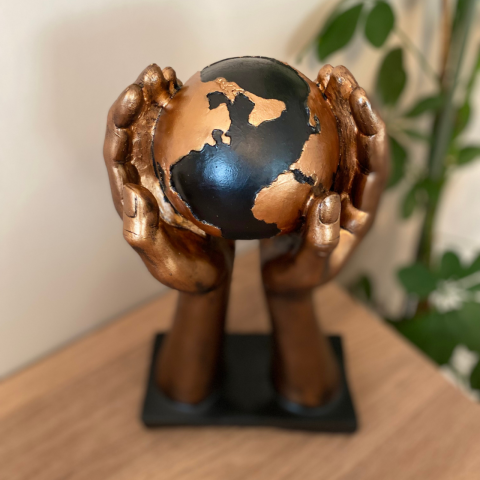 Gold Dünya Tutan El Biblo Heykel