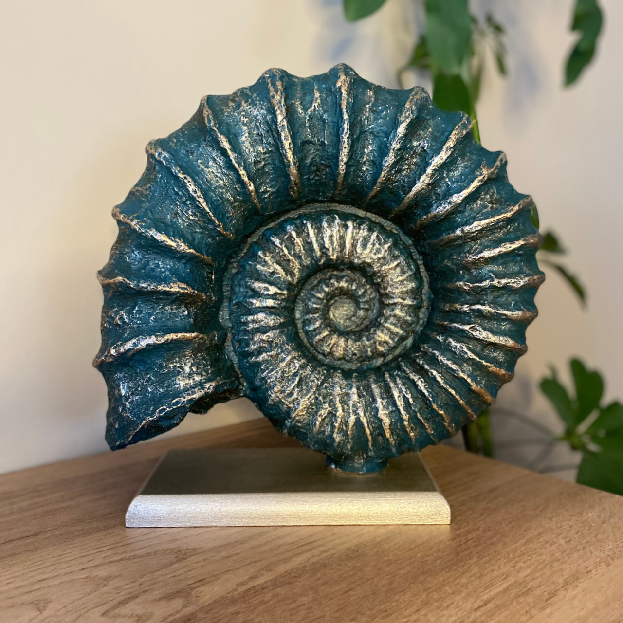 Dekoratif Tablalı Kaideli Salyangoz Biblo Heykel