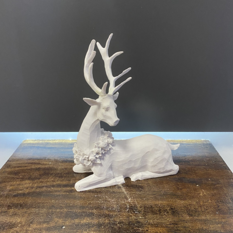 Oturan Meyveli Geyik