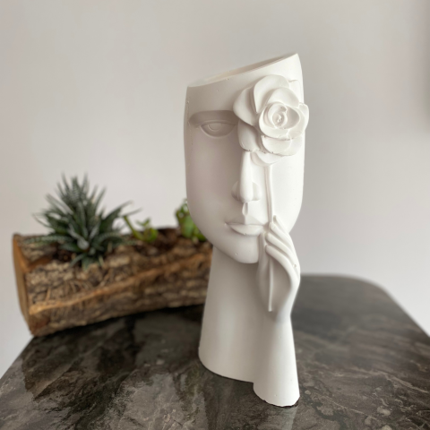 Tek Gözünde Gül Tutan Kız Vazo