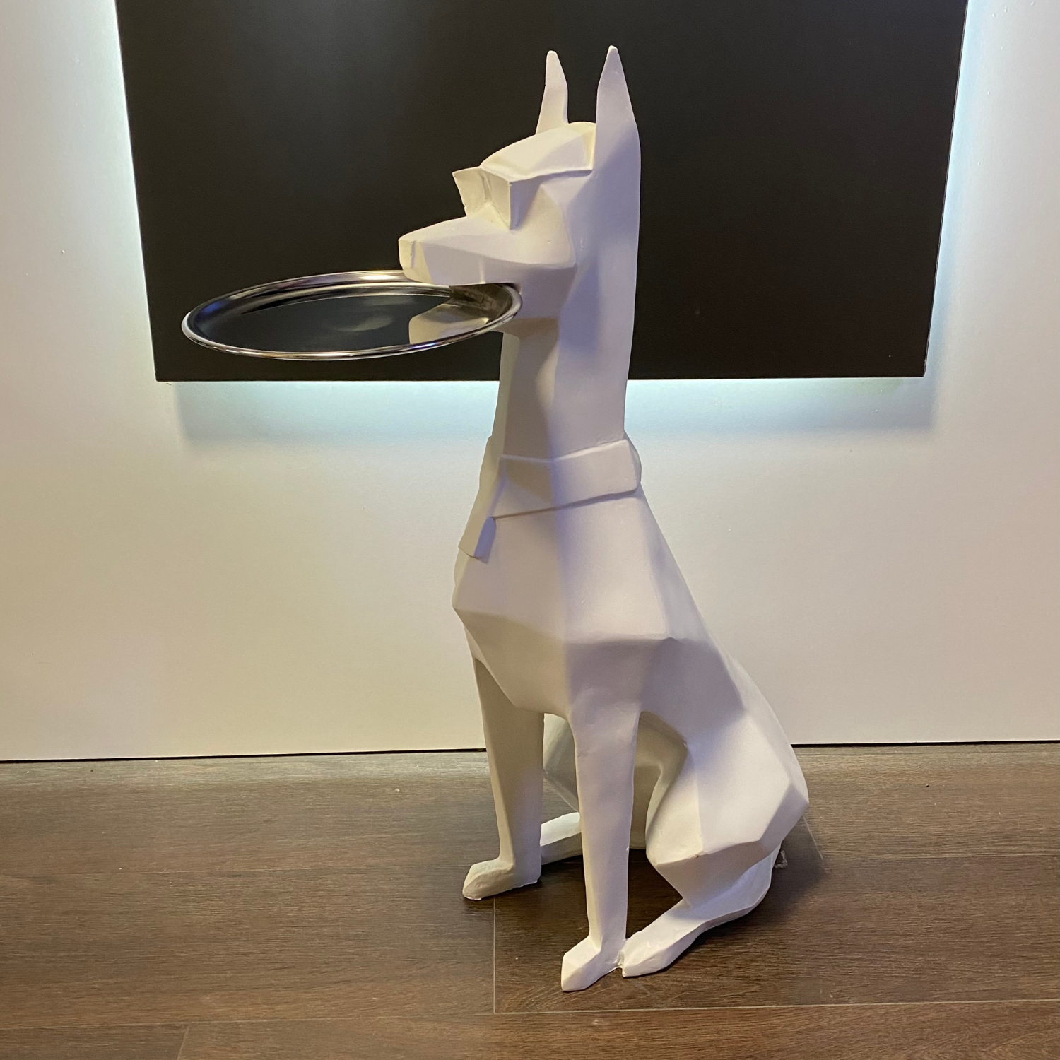 Tepsi tutan Doberman