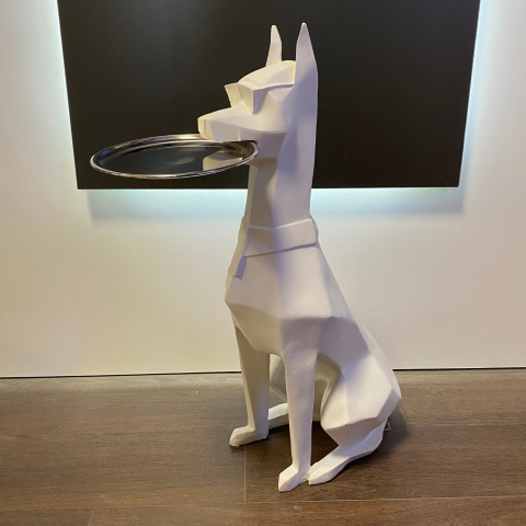 Tepsi tutan Doberman