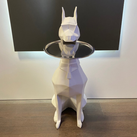 Tepsi tutan Doberman