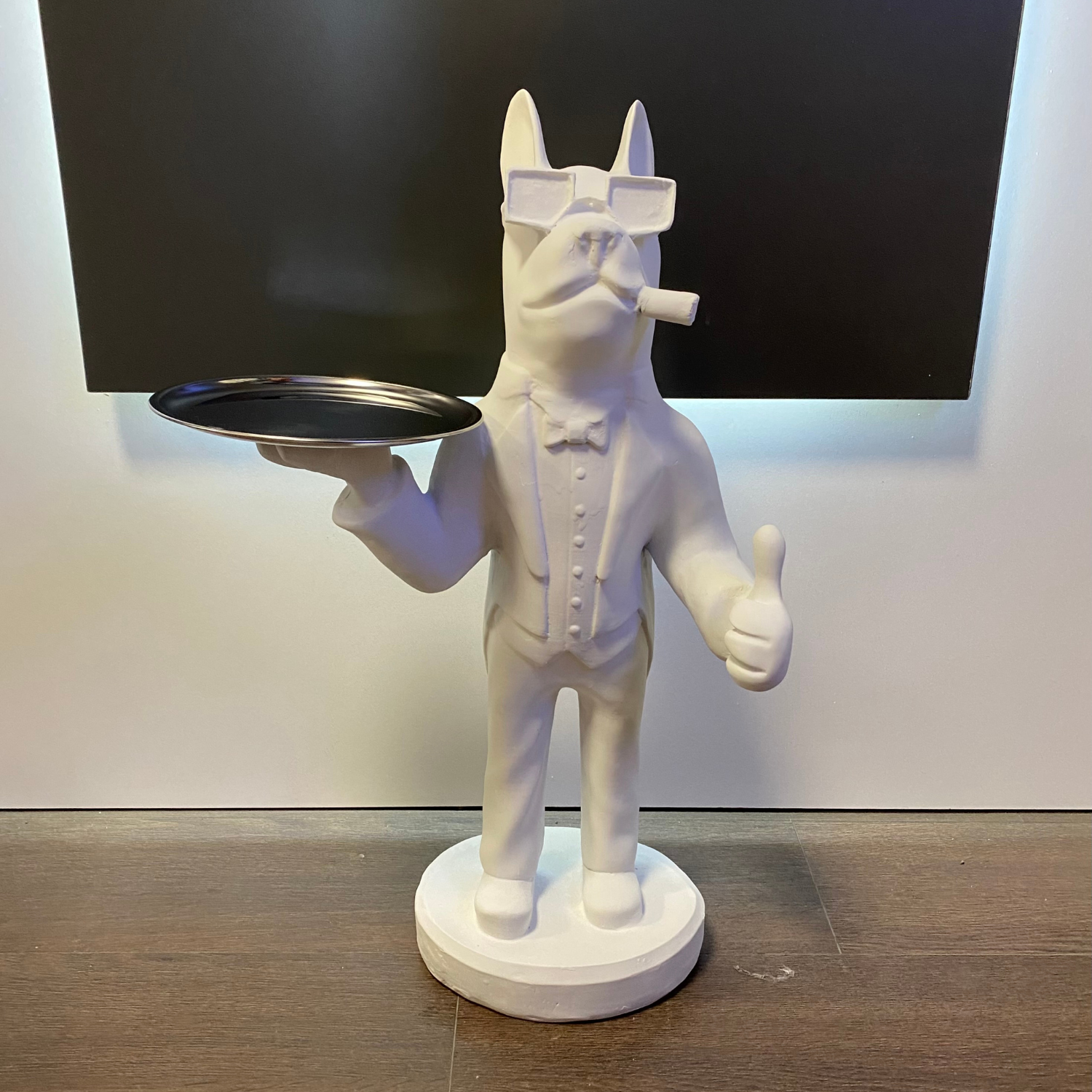 Servis Yapan Tepsili Köpek