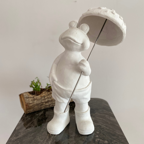 Eli Şortunda Şemsiyeli Büyük Kurbağa