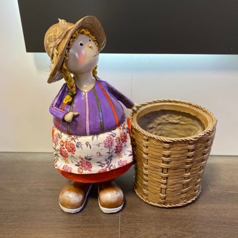 Yanı Sepetli Çiftçi Kız