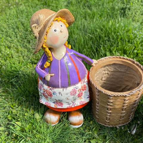 Yanı Sepetli Çiftçi Kız