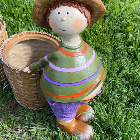 Arkası Sepetli Çiftçi Çocuk