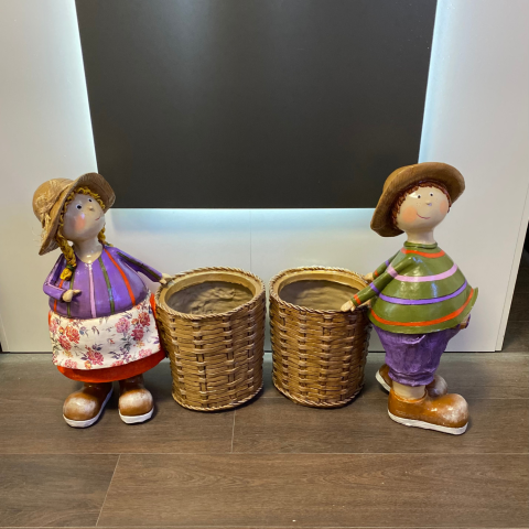 Arkası Sepetli Çiftçi Çocuk ve Yanı Sepetli Çiftçi Kız