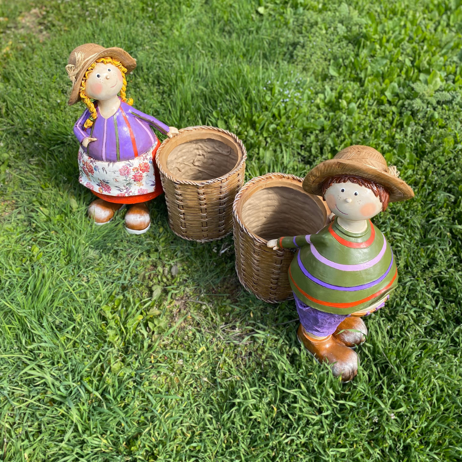 Arkası Sepetli Çiftçi Çocuk ve Yanı Sepetli Çiftçi Kız