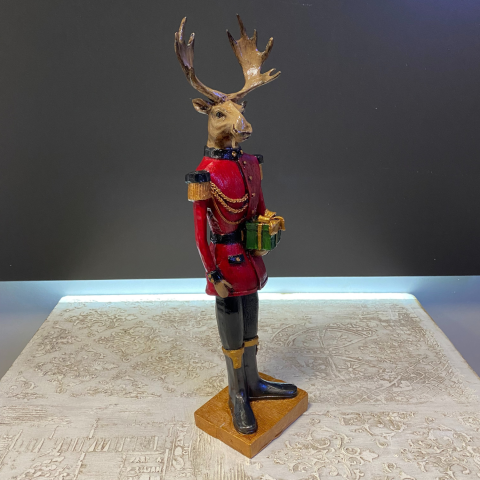 Hediye Kutusu Tutan Geyik Adam Biblo