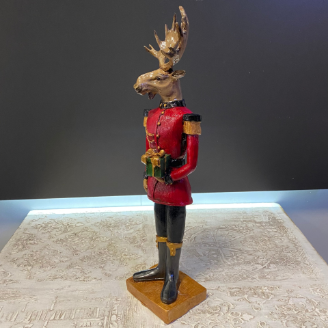 Hediye Kutusu Tutan Geyik Adam Biblo