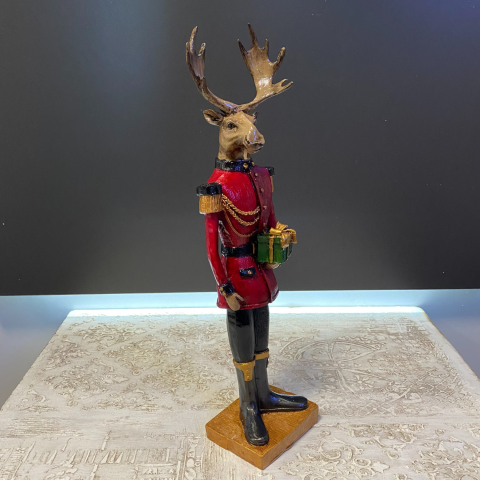 Hediye Kutusu Tutan Geyik Adam Biblo