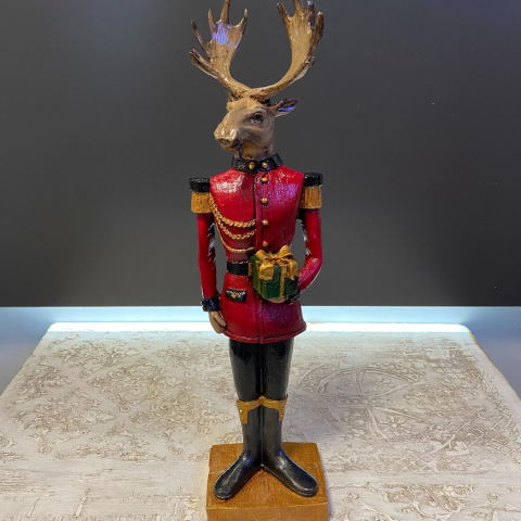 Hediye Kutusu Tutan Geyik Adam Biblo