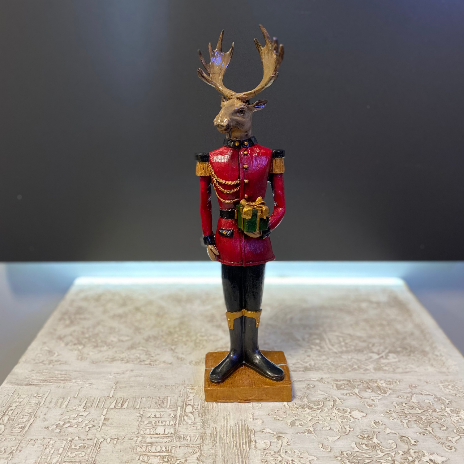 Hediye Kutusu Tutan Geyik Adam Biblo