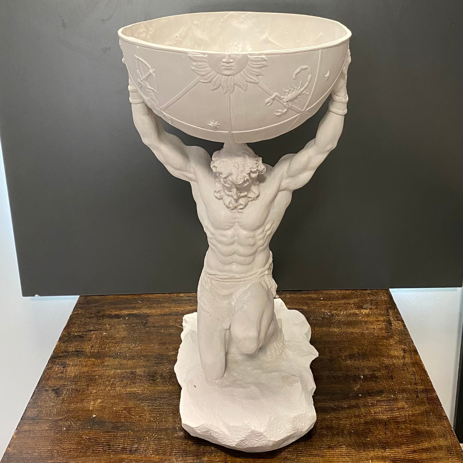 Dünya Taşıyan Atlas Saksı