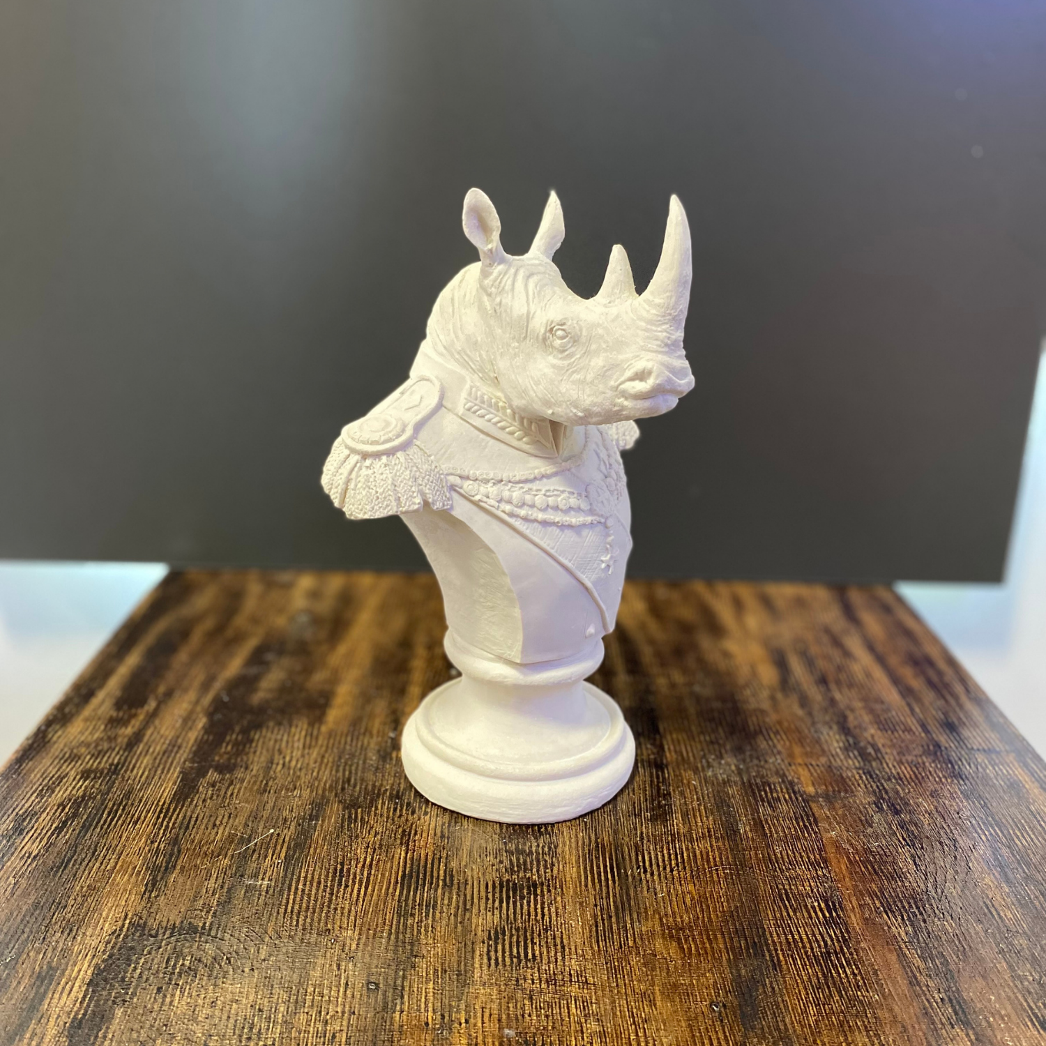 General Gergedan Ham Polyester Obje