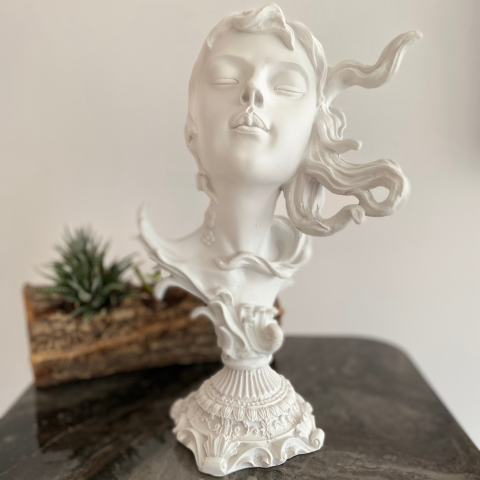 Dalgalı Uzun Saçlı Kadın