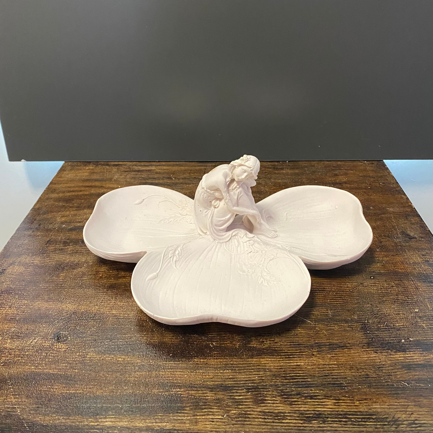 Yaprak Tabakta Oturan Kız