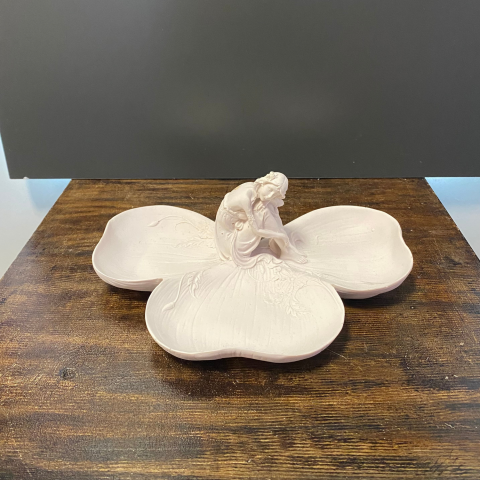 Yaprak Tabakta Oturan Kız