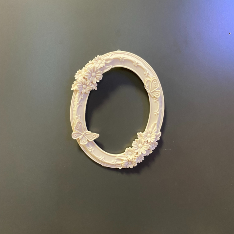 Pamela Papatya ve Kelebekli Çerçeve Orta