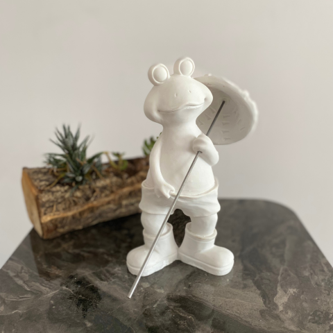 Eli Şortunda Küçük Kurbağa