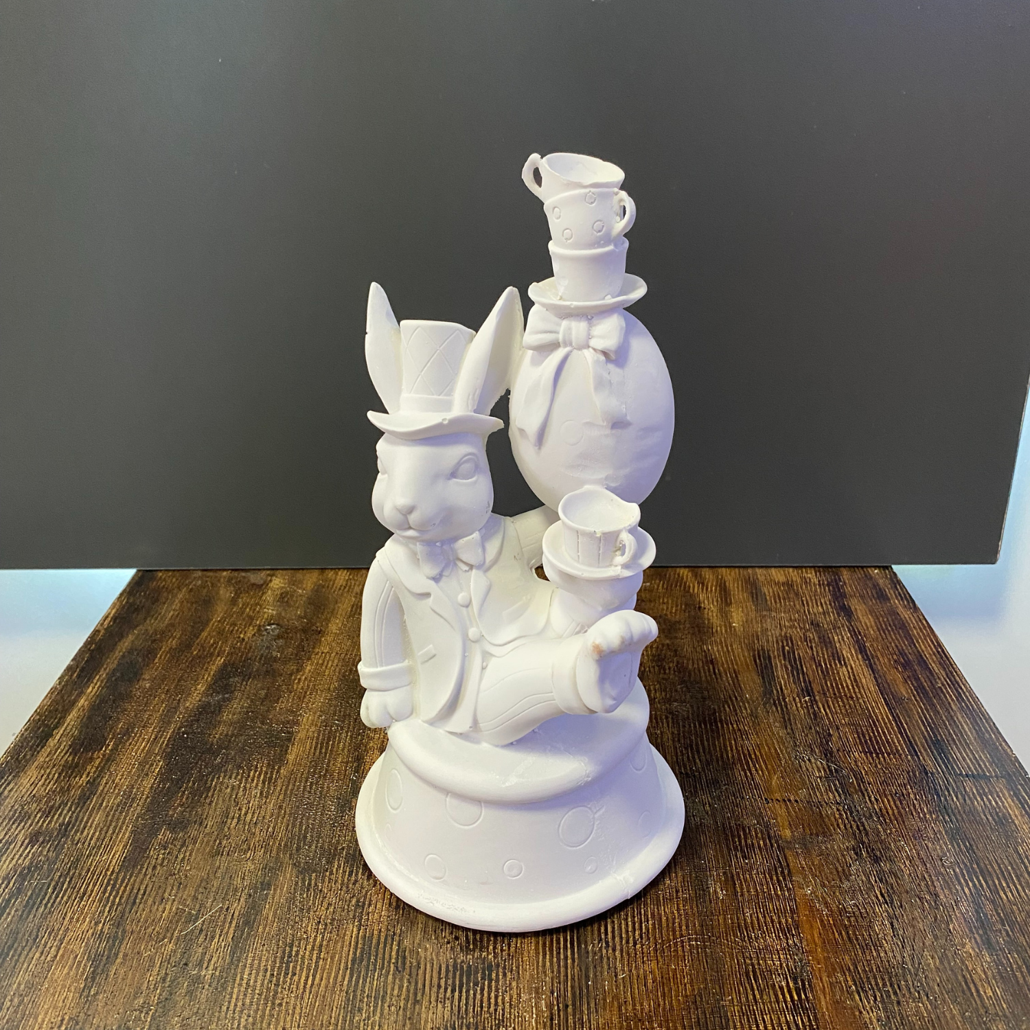 Alice Fincan Taşıyan Tavşan