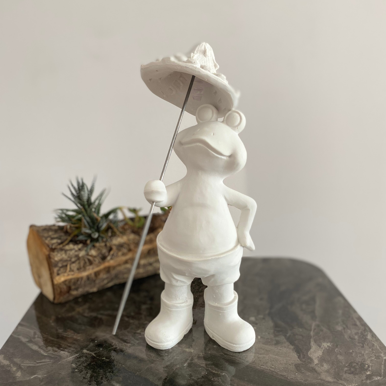 Eli Göbeğinde Küçük Kurbağa