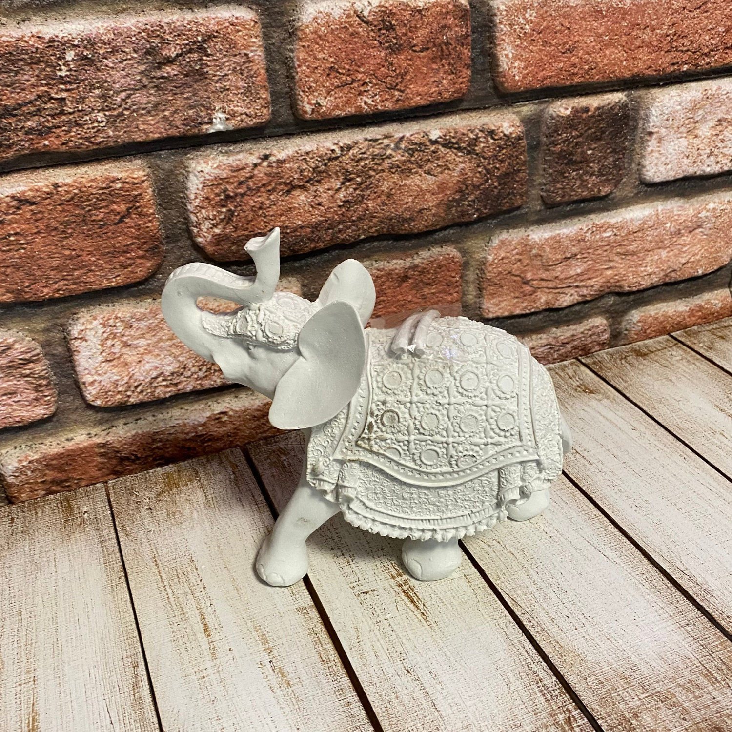 Desenli Fil Küçük Dişleri Ayrık