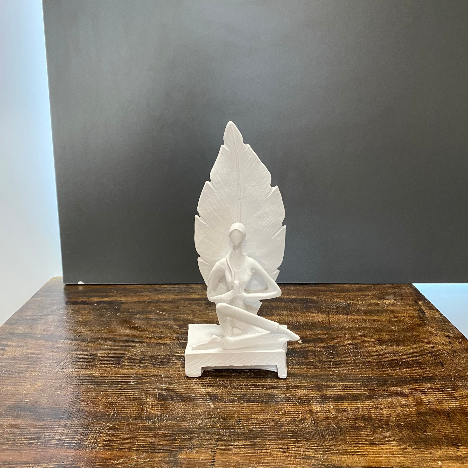 Yapraklı Yogacı Kız