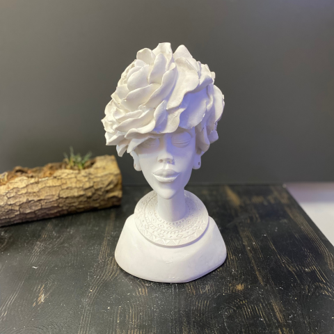 Gül Şapkalı Kadın