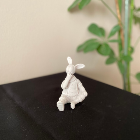 Oturan Şortlu Mini Tavşan