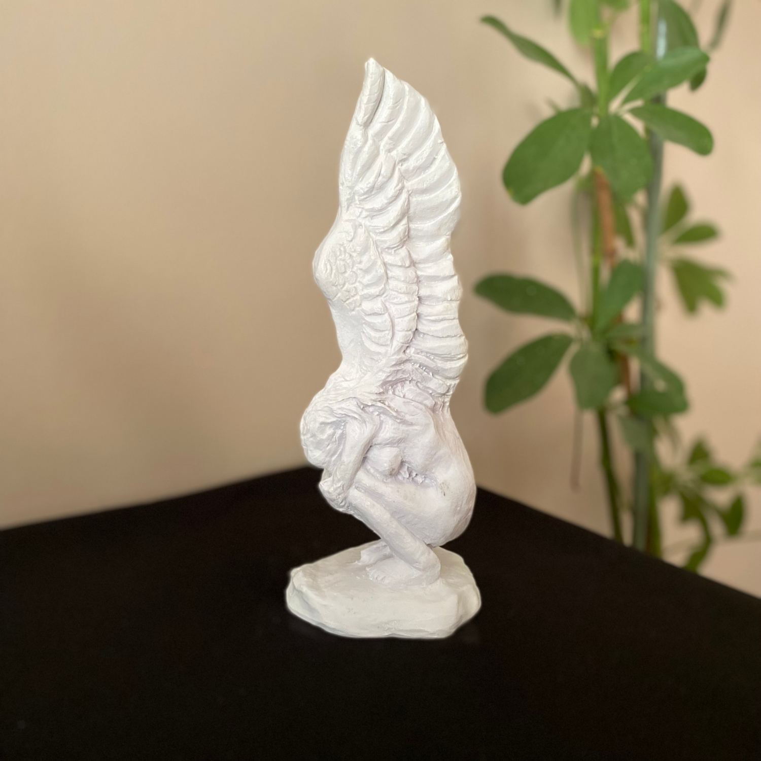 Oturan Kanatlı Melek