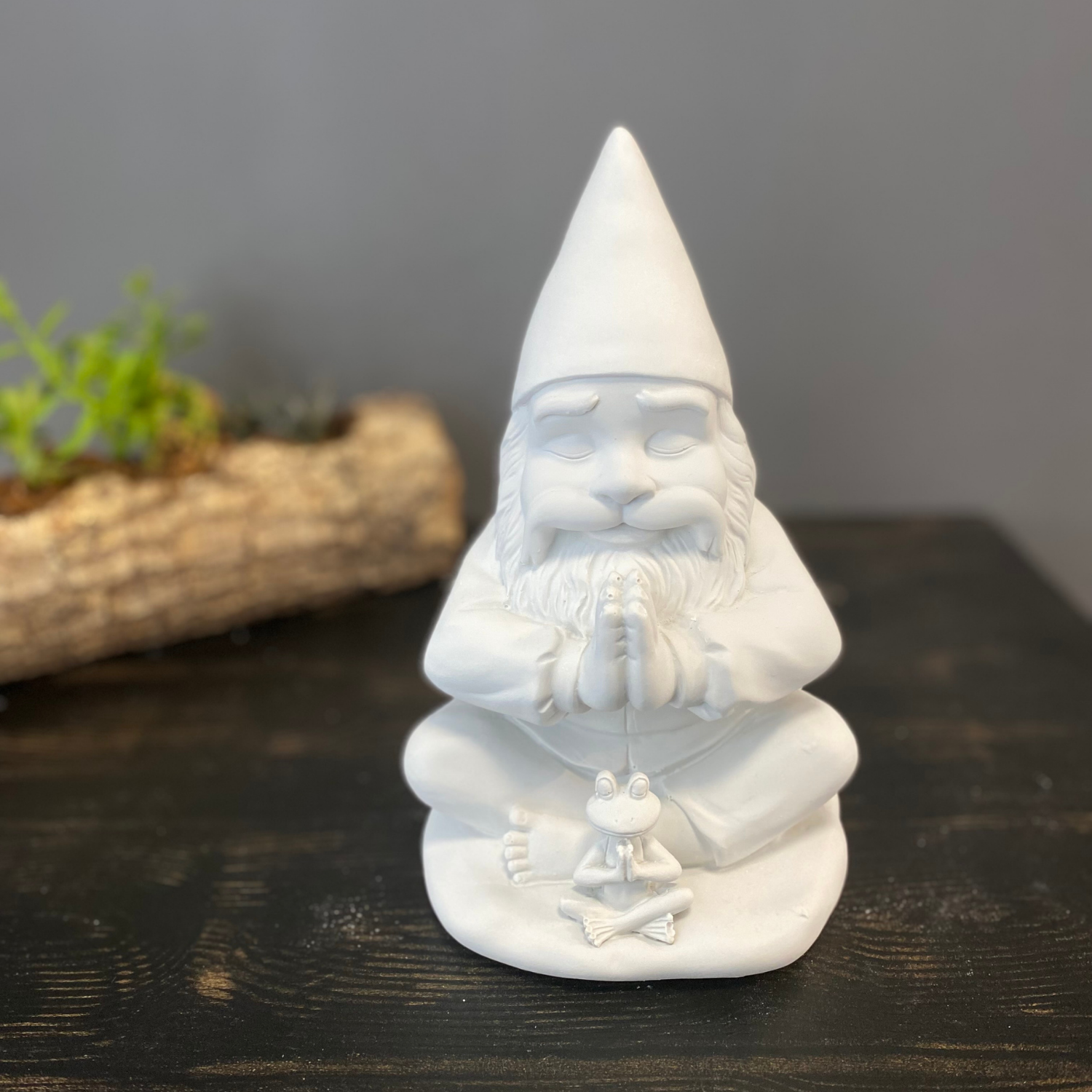 Elleri Önde Yoga Yapan Cüce