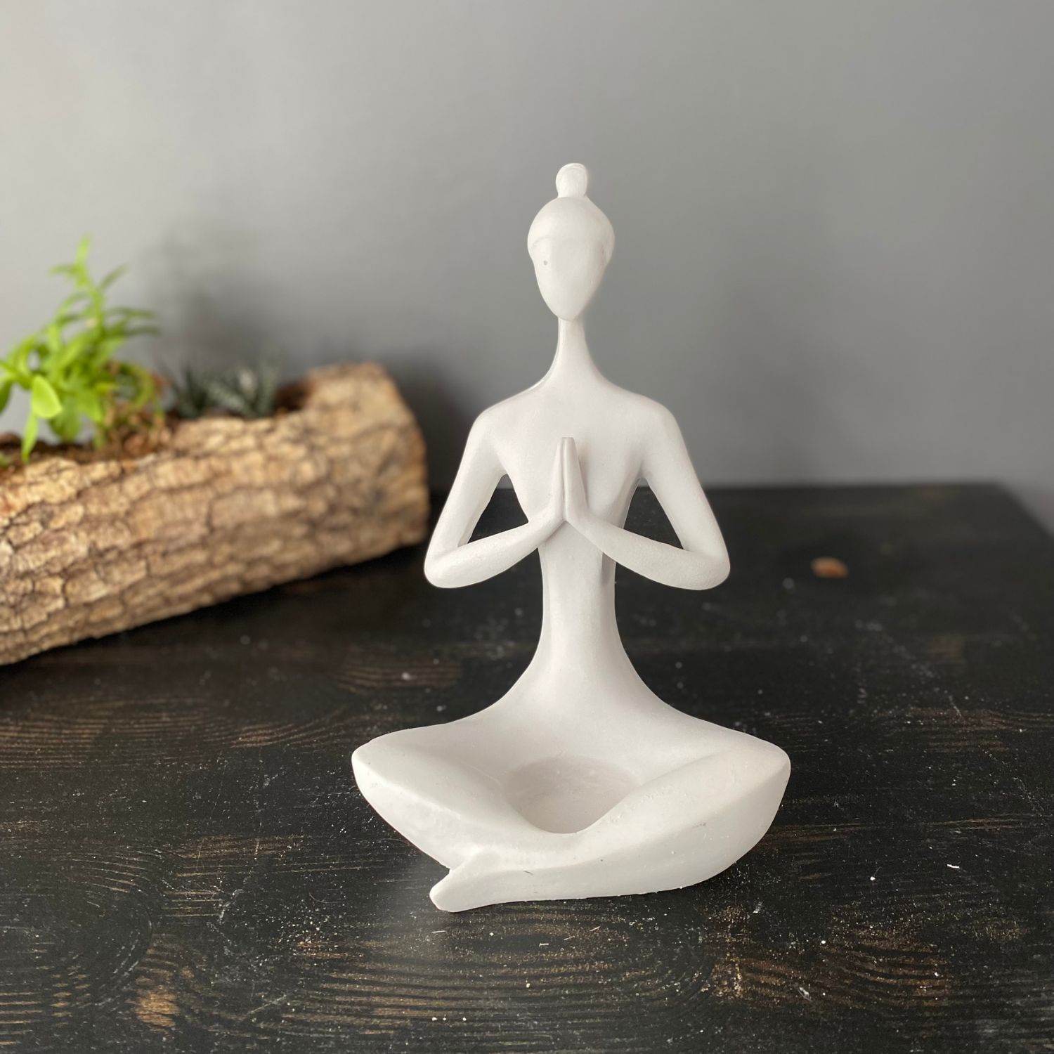 Yogacı Kadın Mumluk Elleri Göğsünde