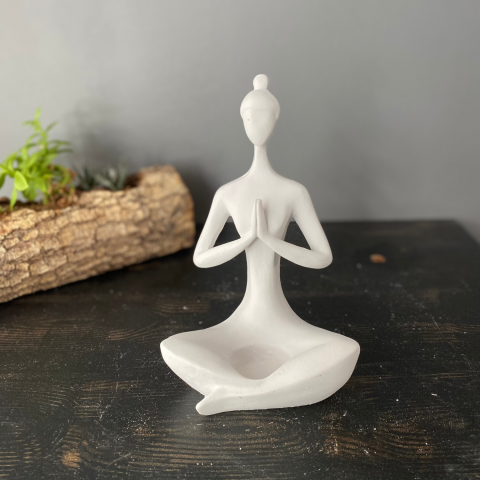 Yogacı Kadın Mumluk Elleri Göğsünde