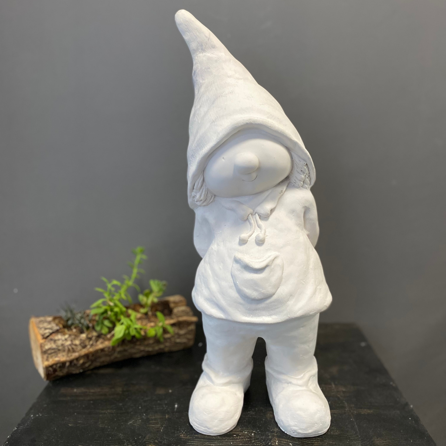 Elleri Arkada Erkek Cüce