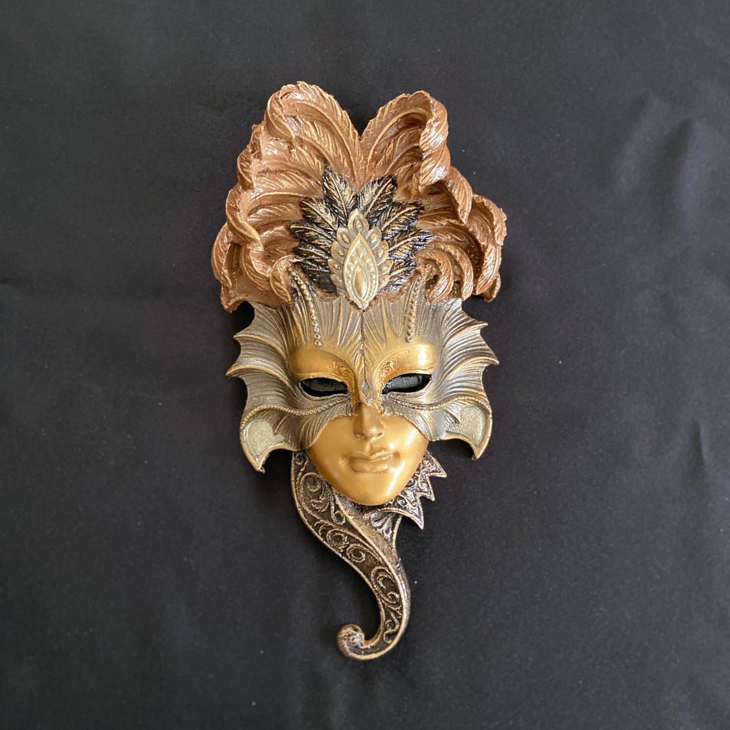 Tüylü Şapkalı Küçük Mask