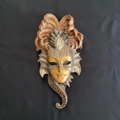 Tüylü Şapkalı Küçük Mask