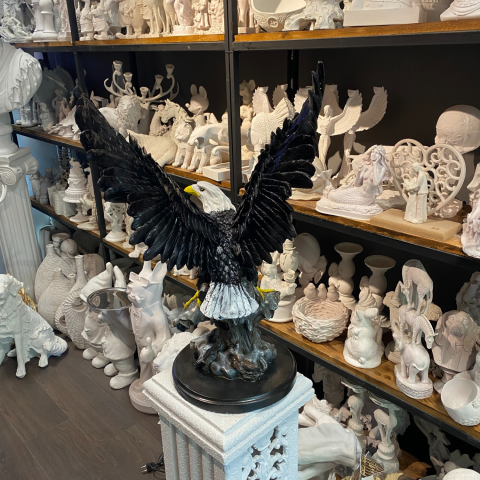 Kanatları Açık Büyük Kartal Heykeli