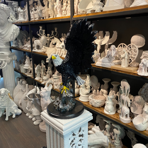 Kanatları Açık Büyük Kartal Heykeli