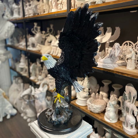 Kanatları Açık Büyük Kartal Heykeli