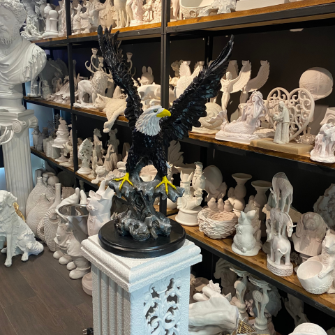 Kanatları Açık Büyük Kartal Heykeli