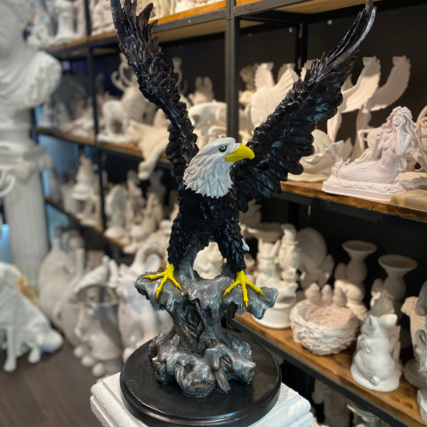 Kanatları Açık Büyük Kartal Heykeli