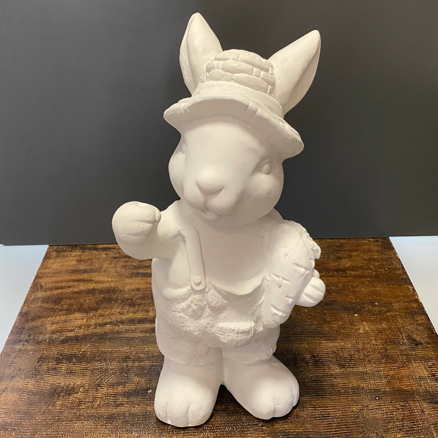 Fener Tutan Erkek Tavşan Bahçe Dekoru