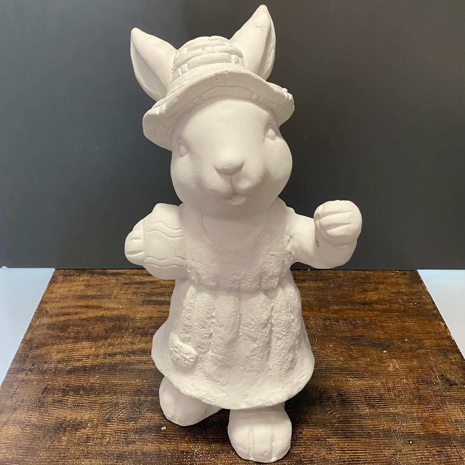 Fener Tutan Kadın Tavşan Bahçe Dekoru