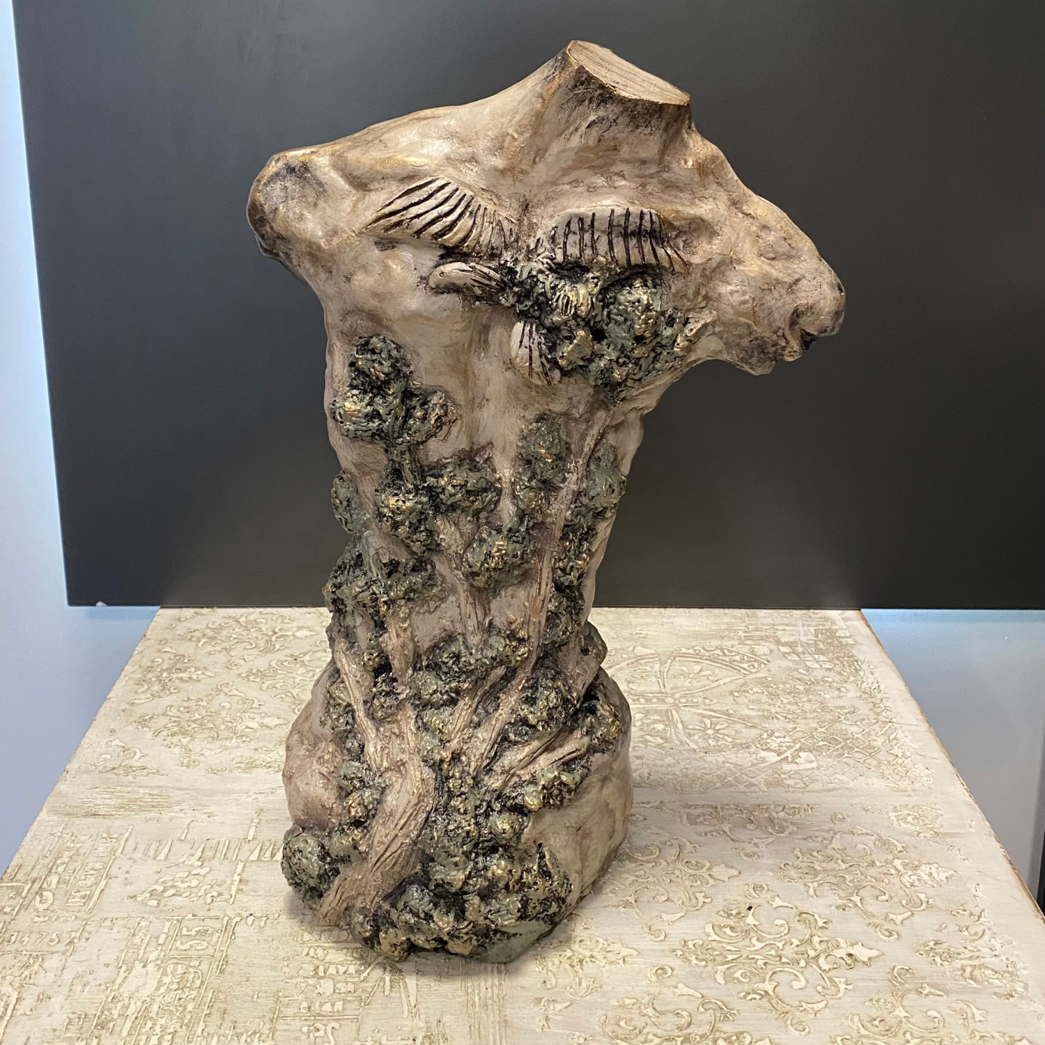 Göğsü Kartallı Erkek Tors Heykel