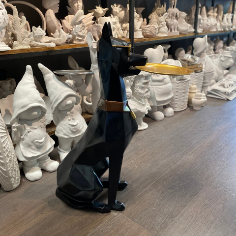 Tepsi Tutan Doberman Köpek