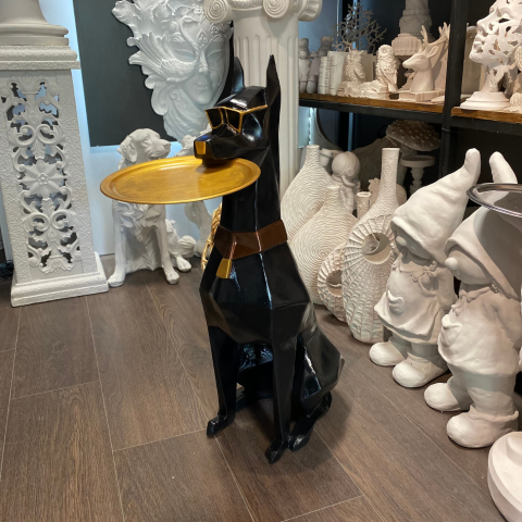 Tepsi Tutan Doberman Köpek