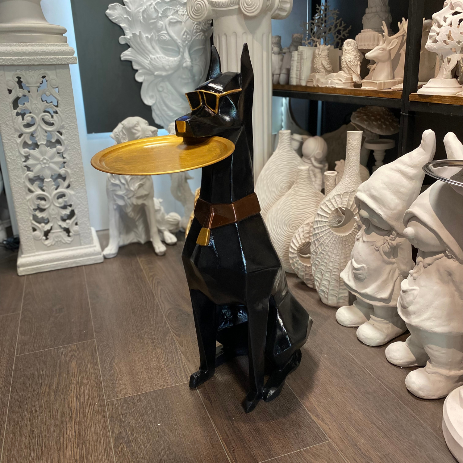 Tepsi Tutan Doberman Köpek